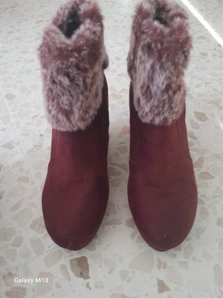 Botines de pelo burdeos
