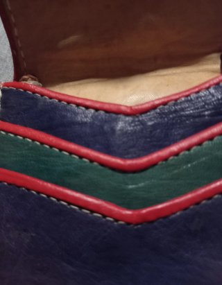 Bolso de cuero morado y rojo