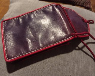 Bolso de cuero morado y rojo