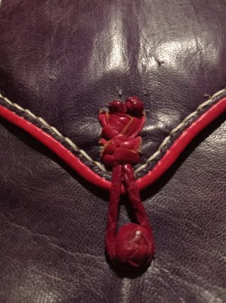 Bolso de cuero morado y rojo
