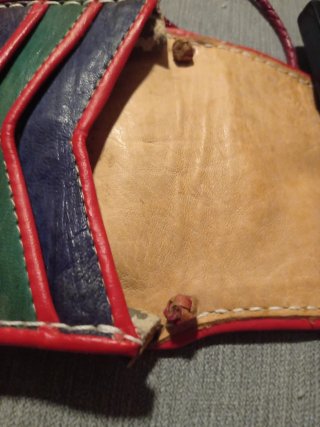 Bolso de cuero morado y rojo