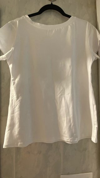 Camiseta blanca con tul sobresaliente