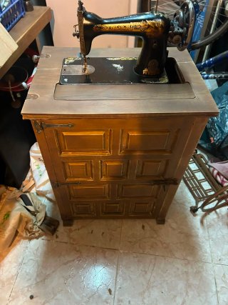 Máquina de coser antigua de madera y metal