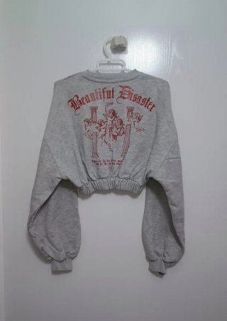 Sudadera crop gris & roja BERSHKA
