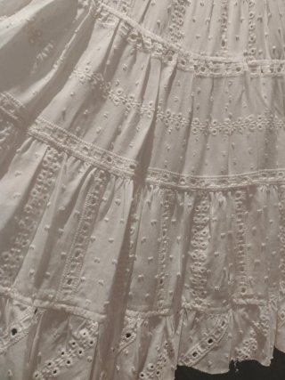 Vestido blanco tela troquelada