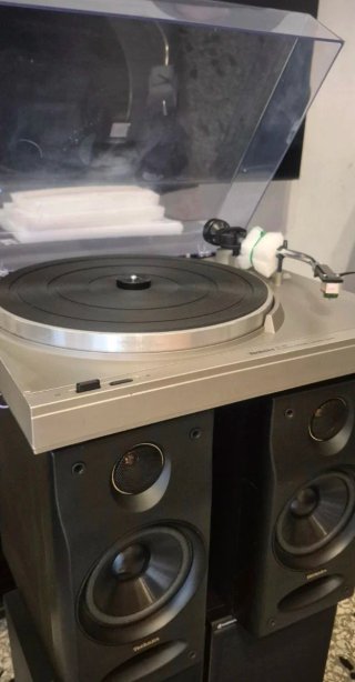Giradischi Technics SL-303 e diffusori CH-7