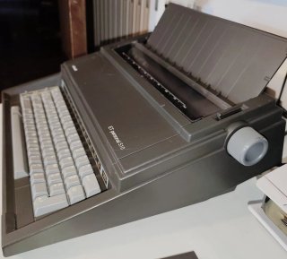 Macchina da scrivere Olivetti ET. Vintage anni 80