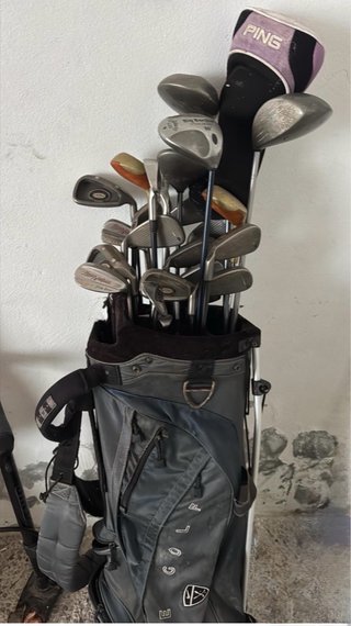 Bolsa de palos de golf con palos