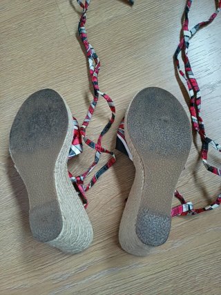 Cuñas de esparto con lazada multicolor