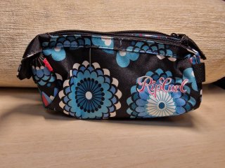 Estuche Rip Curl Negro Flores Azules