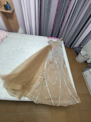 Vestido de fiesta dorado con lentejuelas y perla