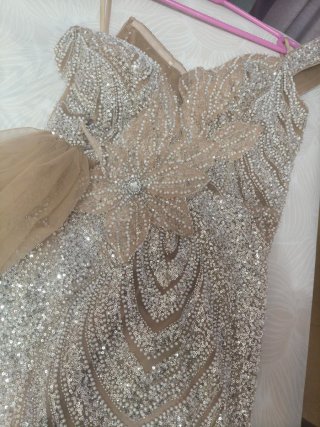 Vestido de fiesta dorado con lentejuelas y perla