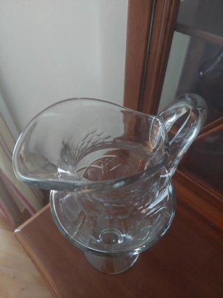 Jarra y licorera de cristal antiguas