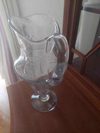 Jarra y licorera de cristal antiguas