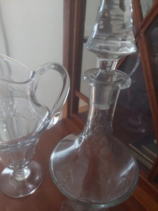 Jarra y licorera de cristal antiguas