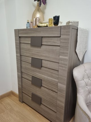 Conjunto de cama con colchon, mesitas y cómoda