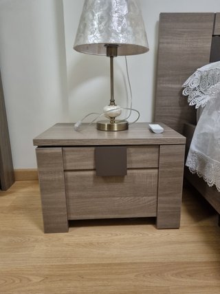 Conjunto de cama con colchon, mesitas y cómoda