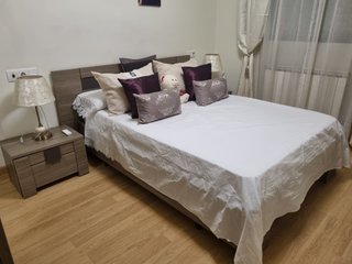 Conjunto de cama con colchon, mesitas y cómoda
