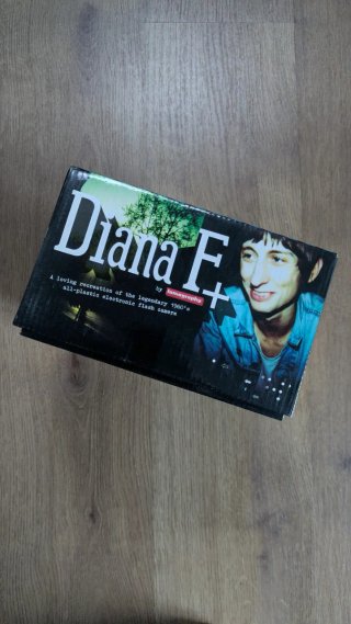 Cámara Lomography Diana F+ con flash y libro