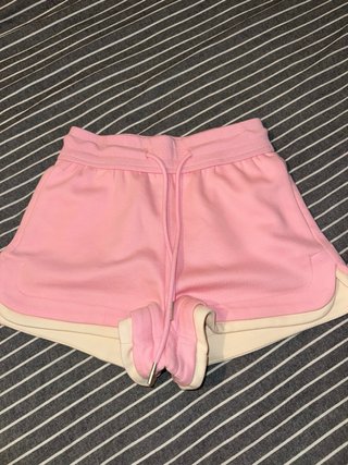 Shorts deportivos rosas con ribete blanco