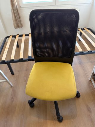 Silla de escritorio negra y amarilla