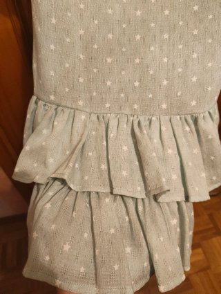 Vestido de verano verde con lunares