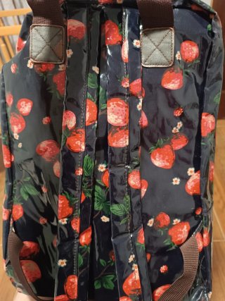 Mochila impermeable con fresas
