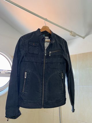 Cazadora vaquera azul oscuro con cremalleras