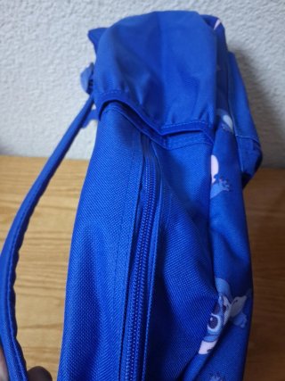Mochila azul con estampado de Stitch