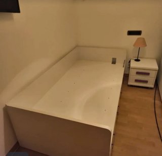 Cama individual con cajones, mesita y lámpara