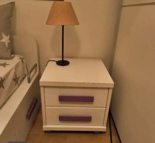 Cama individual con cajones, mesita y lámpara