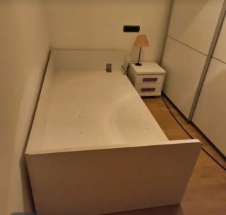 Cama individual con cajones, mesita y lámpara