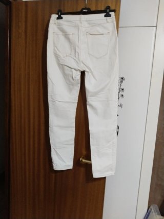Pantalón pitillo beige