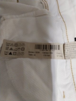Pantalón pitillo beige