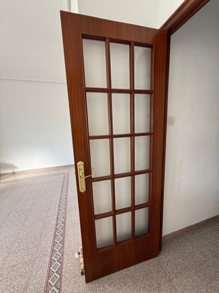 Puerta de madera con cristal y manivela