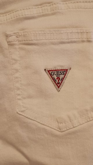Jeans bianchi corti con elastico interno