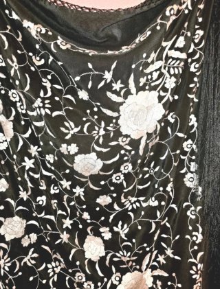 Mantón antiguo de Manila bordado negro y blanco