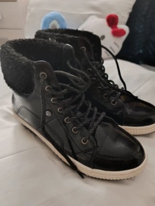 Botas negras con forro de pelo