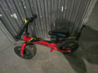 Bicicleta infantil Btwin roja sin pedales