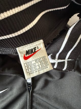 Chaqueta deportiva Nike negra y blanca