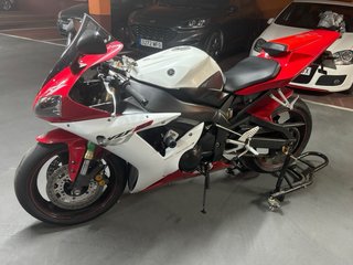 Yamaha R1 Roja y Blanca - Full Extras
