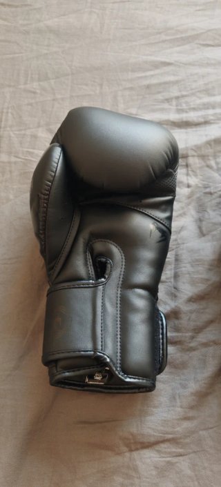 Guantes de boxeo Venum Elite premium negro mate.
