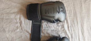 Guantes de boxeo Venum Elite premium negro mate.