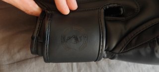 Guantes de boxeo Venum Elite premium negro mate.