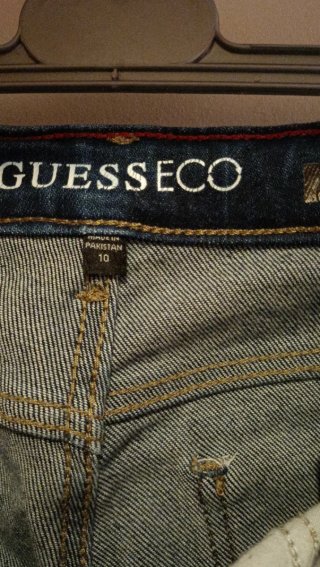 Jeans Guess strappi con elastico interno.