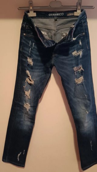 Jeans Guess strappi con elastico interno.