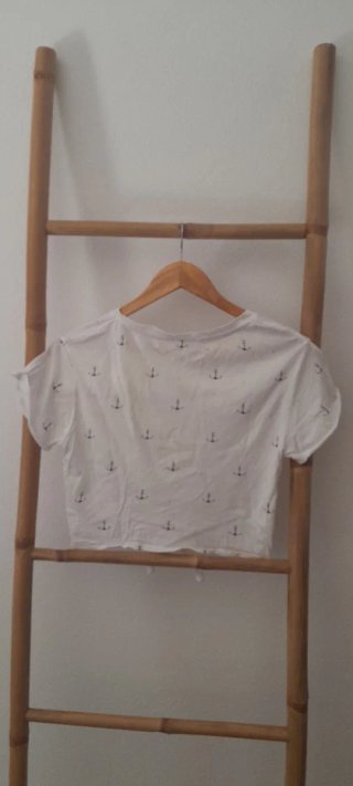 T-shirt Bershka com nó e âncoras