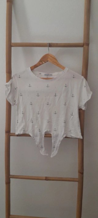 T-shirt Bershka com nó e âncoras