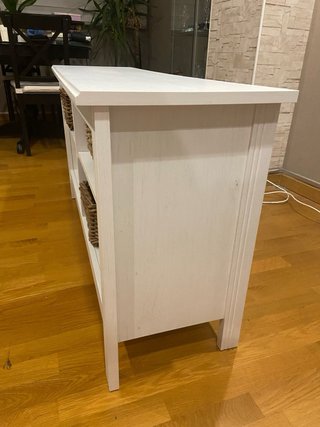 Mueble TV blanco con cestas