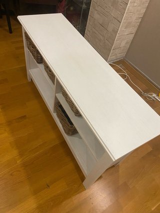 Mueble TV blanco con cestas